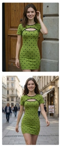 Détail de la robe verte en maille à pois noirs avec découpe ovale au niveau de la poitrine