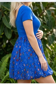 Detail eines blauen Sommerkleids mit amerikanischem Herz- und Rosenblumen-Print-Muster
