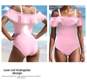 Costume da bagno intero rosa con spalline a pois e scollo a balze sulla spiaggia