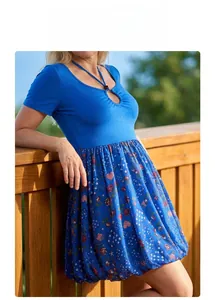 Detail von Unabhängigkeitstag-Kleid mit Neckholder und USA-Blumendruck am Rock