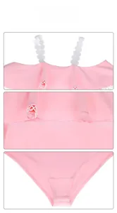 Dettaglio di un costume rosa con volant a strati e ricamo in pizzo ad anello bianco
