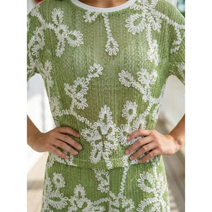 Set in maglia all'uncinetto verde con ricami floreali e trama traforata