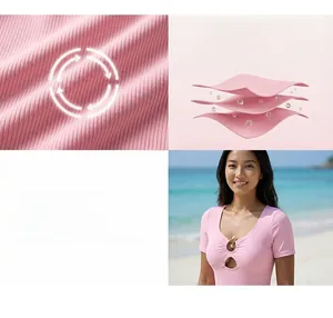 Detailansicht aus rosa mattem Rippstoff mit tiefem V-Ausschnitt und goldener Schnalle
