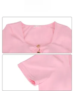Nahaufnahme des rosa Badeanzugs mit quadratischem Ausschnitt und Metalldetails