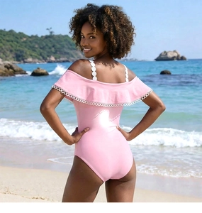 Dettaglio del costume intero rosa con scollo a balze e spalline bianche a forma di anello