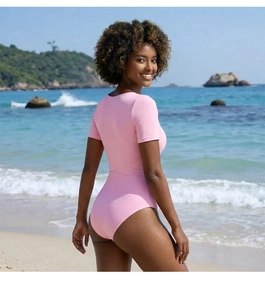 Rückansicht eines rosa kurzärmeligen Cut-out-Badeanzugs am Strand mit blauem Meerhintergrund