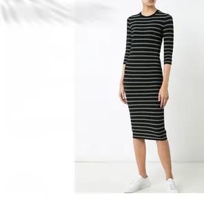Vue détaillée de la robe moulante à rayures montrant le tissu et la confection de haute qualité