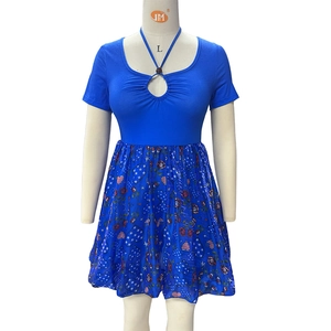 Damen Neckholder Kleid in Royalblau mit patriotischem Blumen- und Sternenmuster