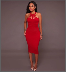 Détail d'une robe rouge dos nu avec rayures ajourées et coupe ajustée élégante