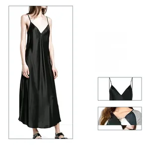 Détail d'une robe longue en satin noir à col en V avec une texture lisse et soyeuse