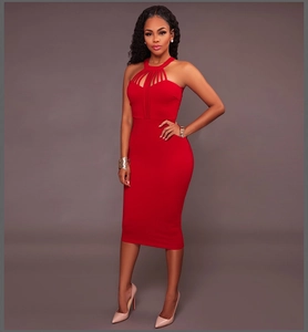 Détail de la robe rouge à licou avec décolleté ajouré et coupe ajustée élégante