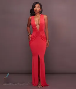 Détail d'un élégant décolleté plongeant rouge avec taille plissée et fente sur la jambe
