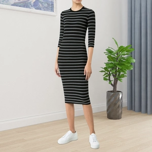Robe mi-longue en maille rayée noir et blanc coupe ajustée avec manches mi-longues