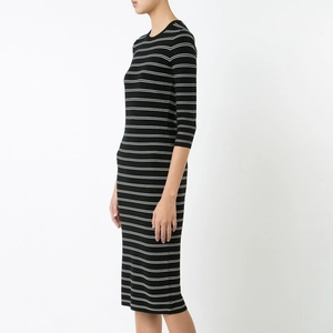 Robe midi ajustée à rayures noires et blanches avec manches trois-quarts et col rond