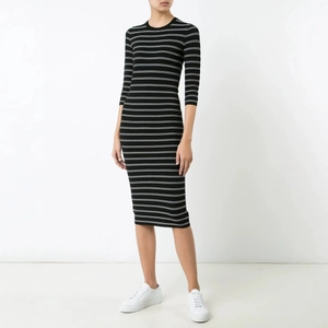 Robe midi ajustée à rayures noires et blanches avec manches trois-quarts et col rond