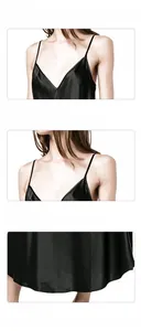 Détails de la robe en satin noir montrant le décolleté en V et la texture soyeuse lisse