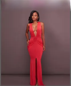 Détail de l'encolure en V profonde et de la fente haute sur cette robe longue rouge