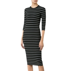 Robe mi-longue moulante à rayures noires et blanches avec col rond et manches trois-quarts