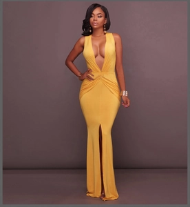 Détail de la robe de soirée jaune avec décolleté en V profond et fente haute sexy