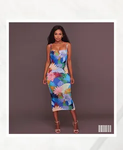 Détail de l'imprimé floral tropical sur une robe caraco dos nu ajustée pour femme