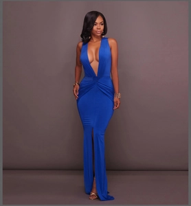 Détail d'une robe bleu roi à décolleté en V profond avec plis et fente centrale