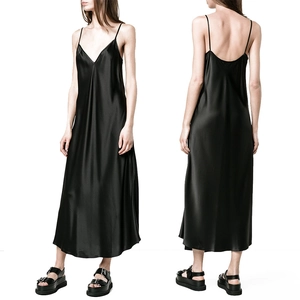 Robe Longue Satin Noir Col en V Sexy Femme Élégante Dos Nu Fines Bretelles Robe de Soirée Maxi Fluide Été