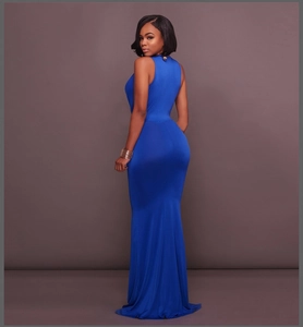 Détail d'une robe longue sans manches bleu roi avec tissu brillant et coupe sirène élégante