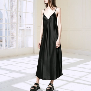 Élégante robe longue en satin noir avec col en V et bretelles fines amovibles