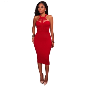 Robe moulante rouge avec décolleté licou et détails découpés pour soirées élégantes