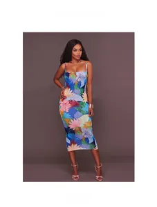 Détail de l'imprimé floral tropical sur une robe longue moulante à dos nu et taille haute