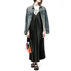 Robe longue en satin noir à col en V avec veste en jean et t-shirt blanc décontracté