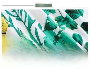 Vista macro dettagliata del tessuto floreale di qualità con foglie tropicali e fiori gialli