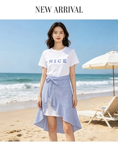Détail de la jupe à rayures bleues et blanches avec nœud décoratif à la taille