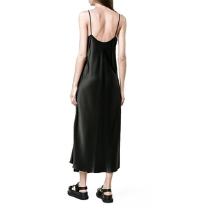 Robe midi élégante en satin noir avec col en V et dos nu pour femmes, aspect soyeux