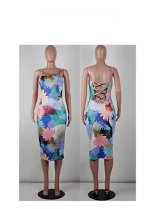 Vue avant et arrière d'une robe d'été ajustée à fleurs avec un design dos nu croisé
