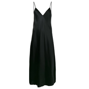 Robe longue élégante en soie noire avec col en V et fines bretelles satinées