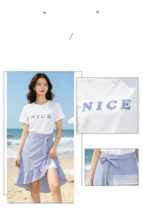 Détail de l'imprimé NICE sur T-shirt blanc et jupe portefeuille à rayures bleues à nœud