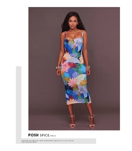 Détail de l'imprimé floral tropical sur une robe midi moulante à fines bretelles