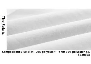 Vue détaillée de la texture du tricot blanc avec info composition 100% polyester du tissu