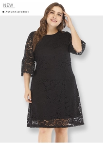 Détail de la dentelle florale élégante sur cette robe noire mi-longue grande taille