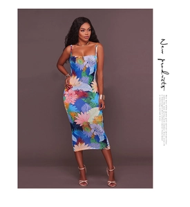 Détail de l'imprimé floral tropical vibrant sur une robe mi-longue moulante chic