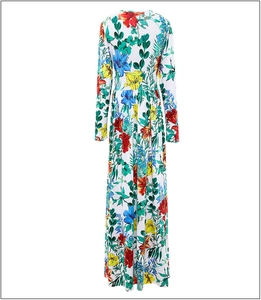 Dettaglio del retro di un abito lungo bianco con stampa floreale tropicale e vita alta