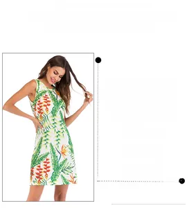 Détail d'une robe d'été blanche sans manches avec imprimé floral et feuilles tropicales