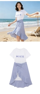 Détail du t-shirt blanc NICE et de la jupe à rayures bleues avec ceinture nœud