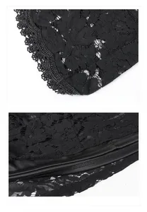 Détail de la dentelle florale des manches et de la doublure en satin de la robe noire