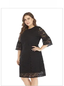 Détail de la dentelle florale sur une robe noire grande taille à manches évasées