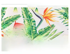 Détail du tissu floral respirant avec des motifs tropicaux de palmiers et d'oiseaux