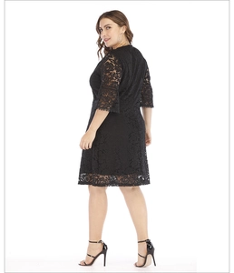 Détail de la robe en dentelle noire grande taille avec texture florale et bords festonnés