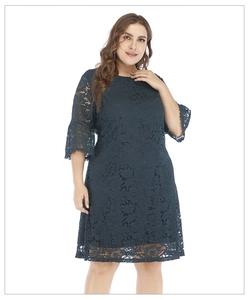 Détail de la dentelle florale et des manches évasées sur cette robe bleu marine