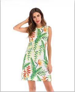 Détail d'une robe d'été sans manches à imprimé floral tropical avec feuilles et fleurs